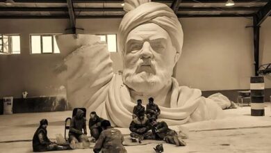 تصویر بلاتکلیفی سردیس سی‌متری فردوسی در مشهد و تهران