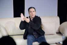 تصویر نمایش از میان نهنگ‌ها