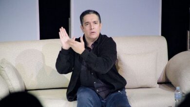 تصویر نمایش از میان نهنگ‌ها