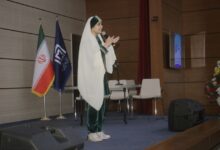 تصویر اجرای شاهنامه‌خوانی در همایش سلامت و زندگی