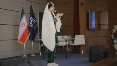 تصویر اجرای شاهنامه‌خوانی در همایش سلامت و زندگی